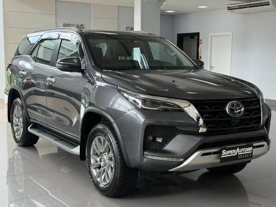 TOYOTA HILUX SW4 2.8 D-4D TURBO DIESEL SRX 4X4 AUTOMÁTICO